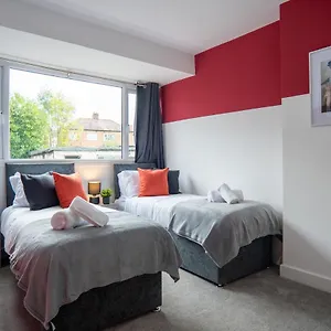  Guest house Sheldon House 3 Bed Cosy Nr Jlr & Nec
